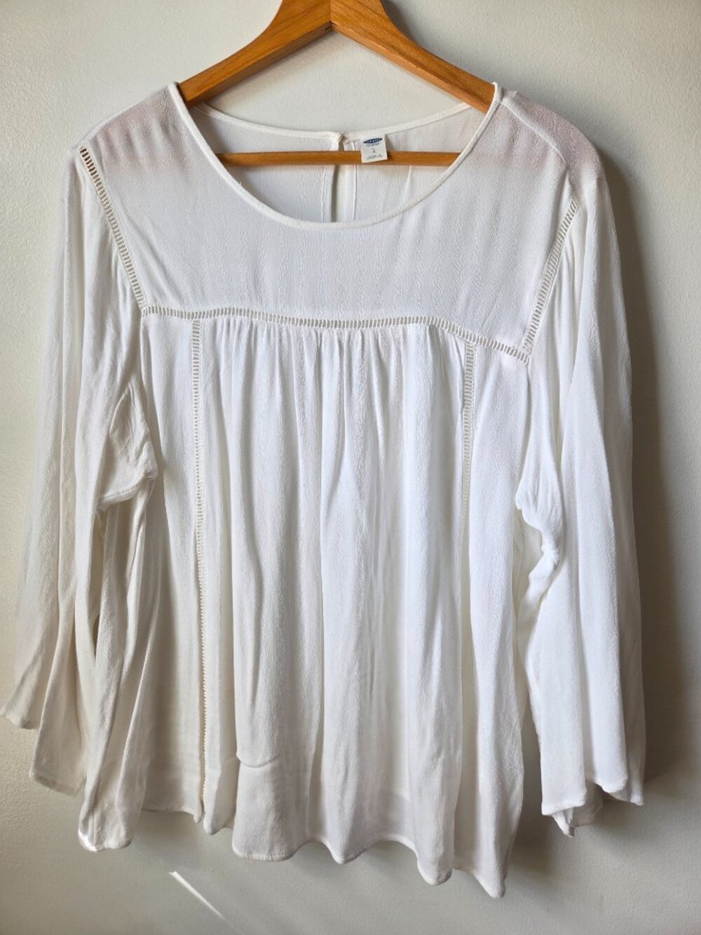 LIKE NEW OLD NAVY WHITE LONG SLEEVES FLOWY TOP SIZE L